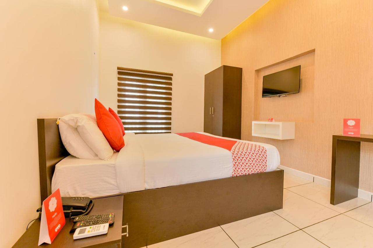 Hotel Vaccinated Staff - Oyo 15973 F Square Kochi Zewnętrze zdjęcie