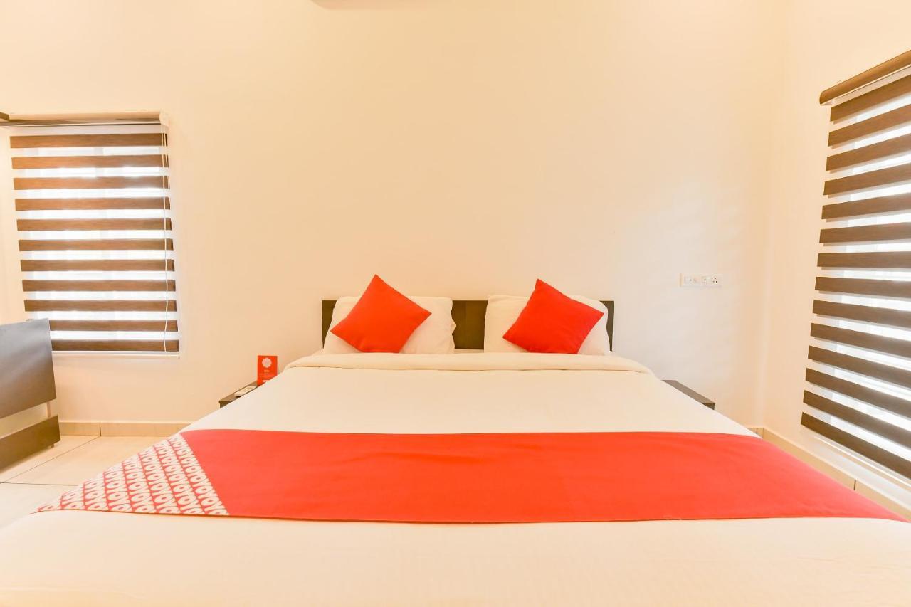 Hotel Vaccinated Staff - Oyo 15973 F Square Kochi Zewnętrze zdjęcie