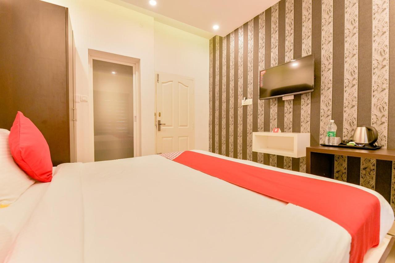 Hotel Vaccinated Staff - Oyo 15973 F Square Kochi Zewnętrze zdjęcie