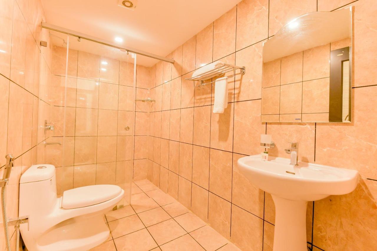 Hotel Vaccinated Staff - Oyo 15973 F Square Kochi Zewnętrze zdjęcie