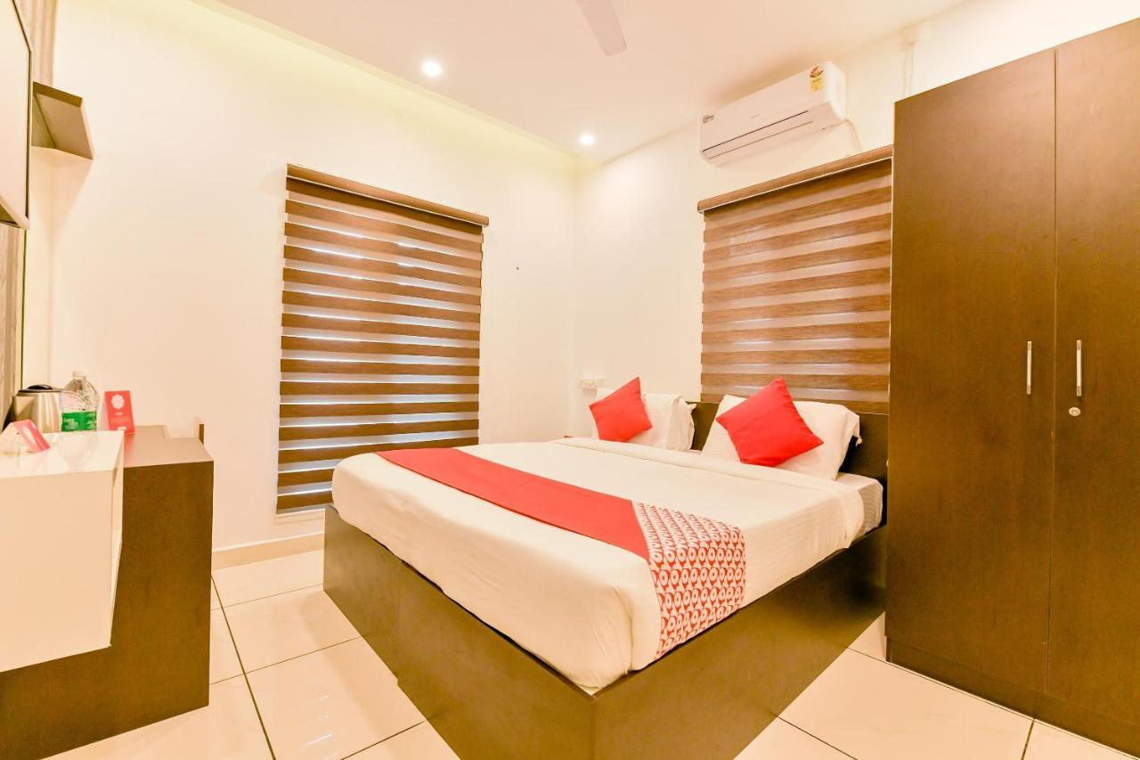 Hotel Vaccinated Staff - Oyo 15973 F Square Kochi Zewnętrze zdjęcie
