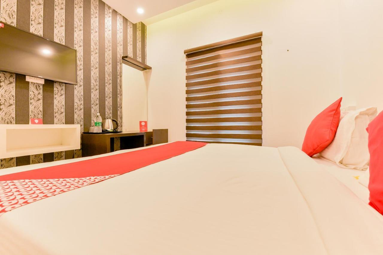 Hotel Vaccinated Staff - Oyo 15973 F Square Kochi Zewnętrze zdjęcie